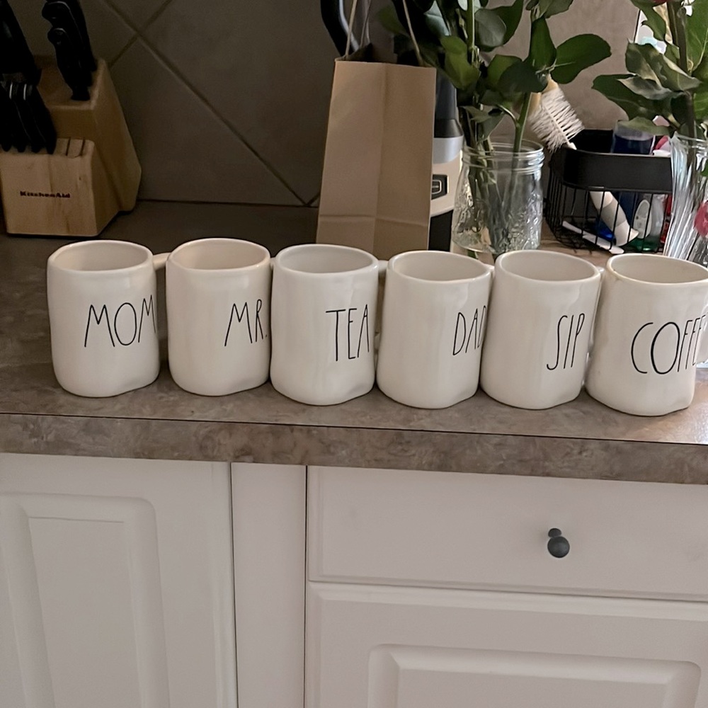 Set of 6 Rae Dunn mugs. Perfect condition!